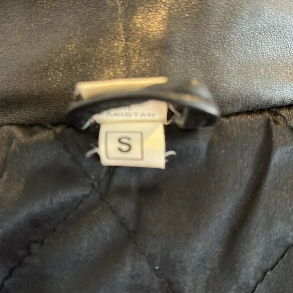Vintage men’s SZ sm black leather coat w/fur trim hood.  Hits below the hips.